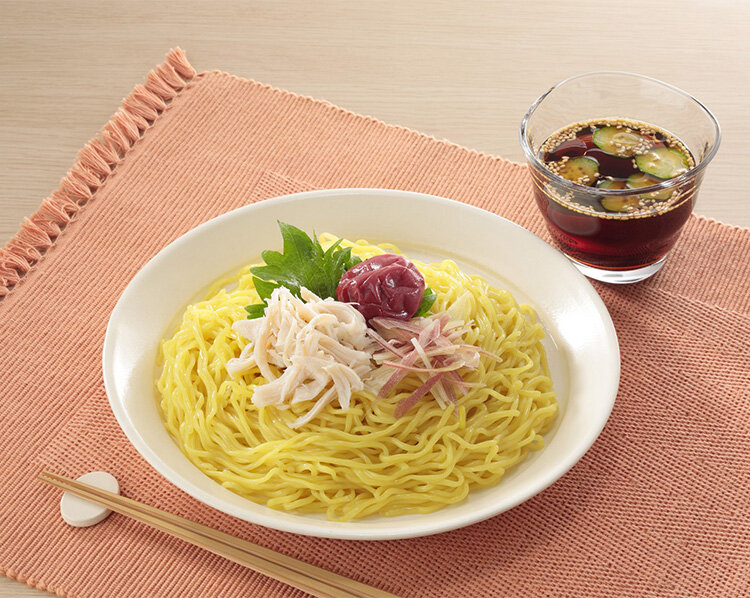 たんぱく質たっぷり！鶏と梅しそのさっぱりざるラーメン